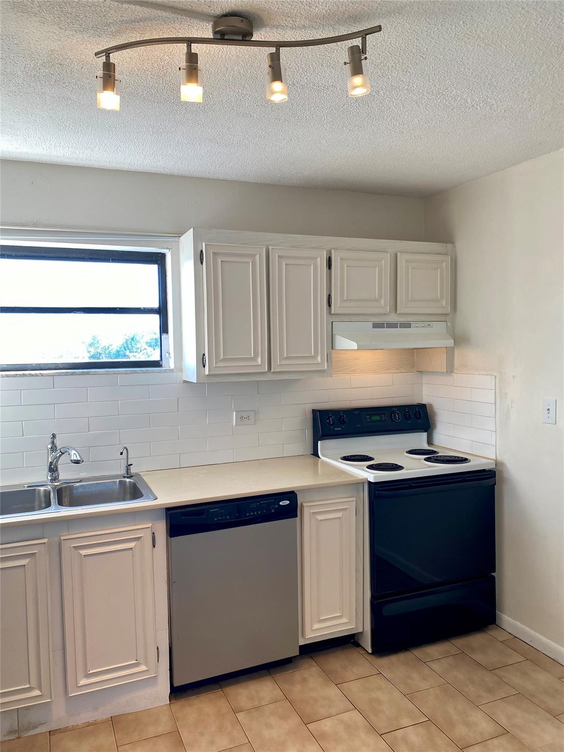 4800 Bayview Dr 606
