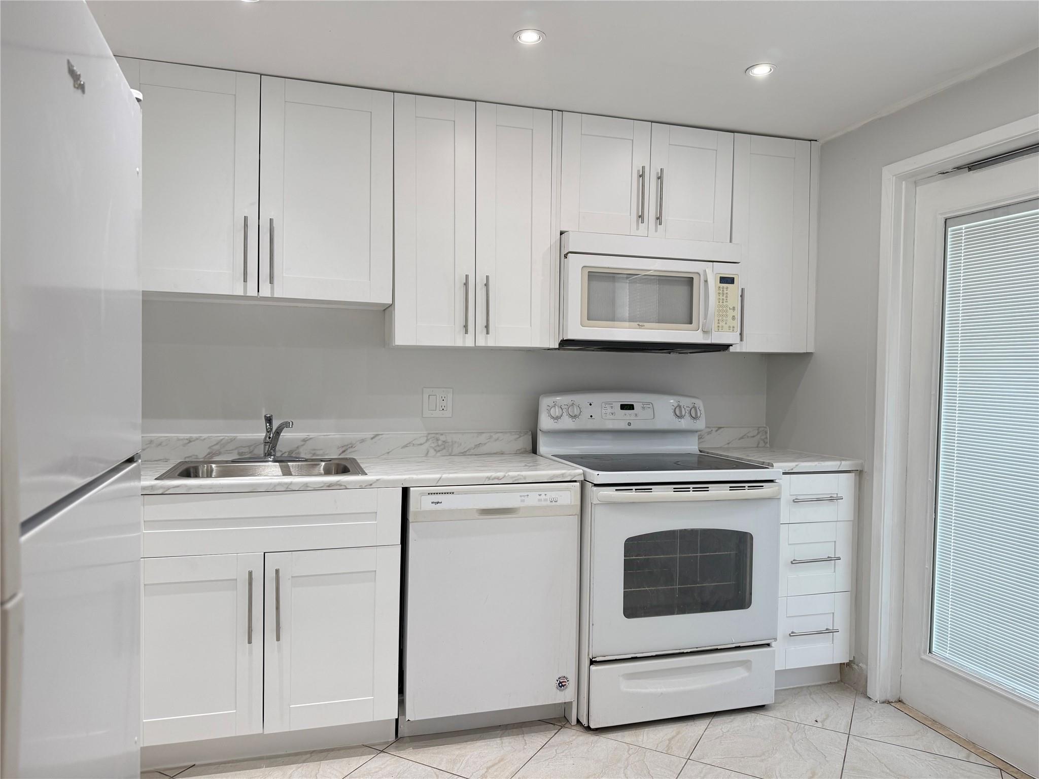 NO 22 PALM-AIRE COUNTRY C - Residential Lease