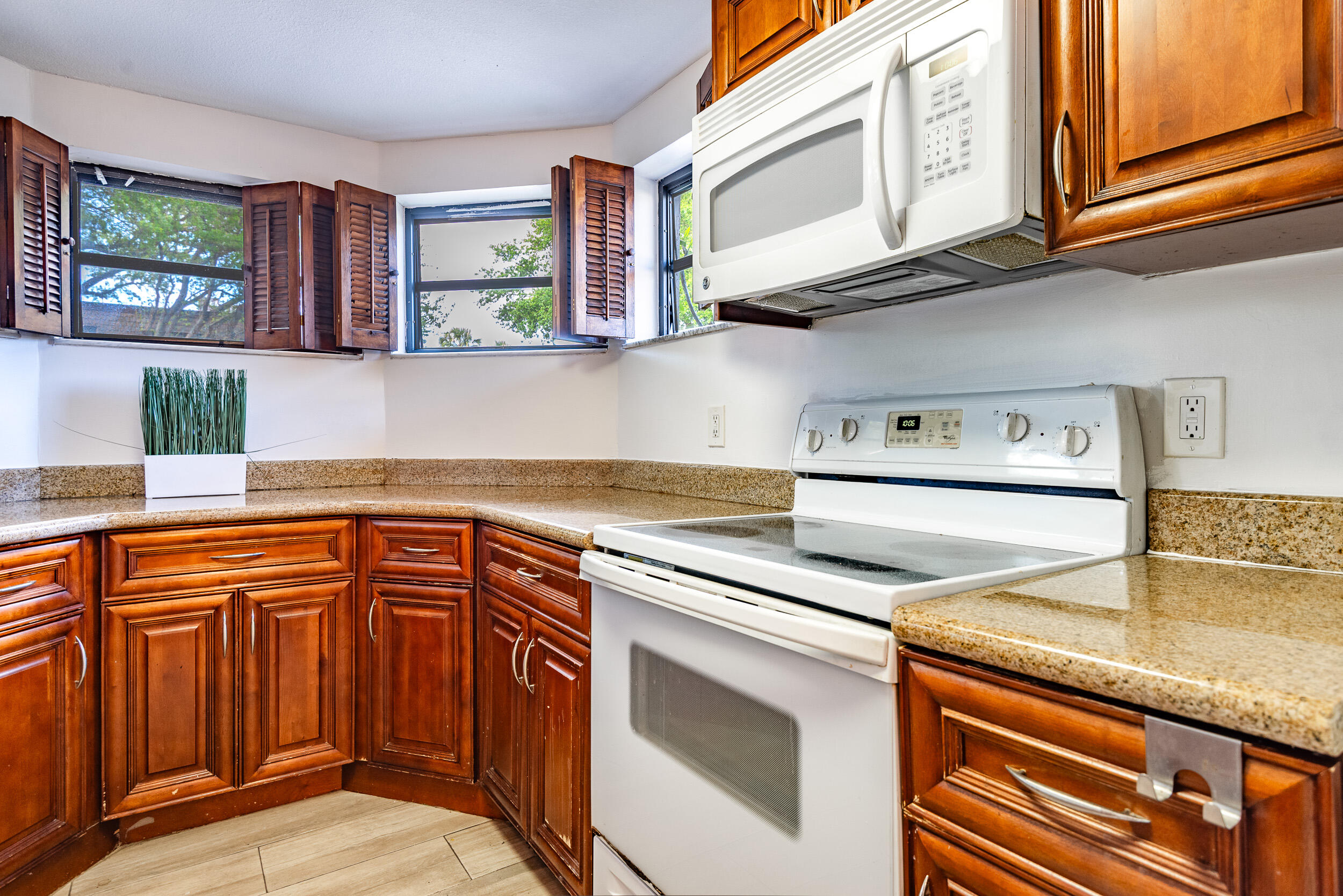 CHATEAU ON THE KNOLL - Residential