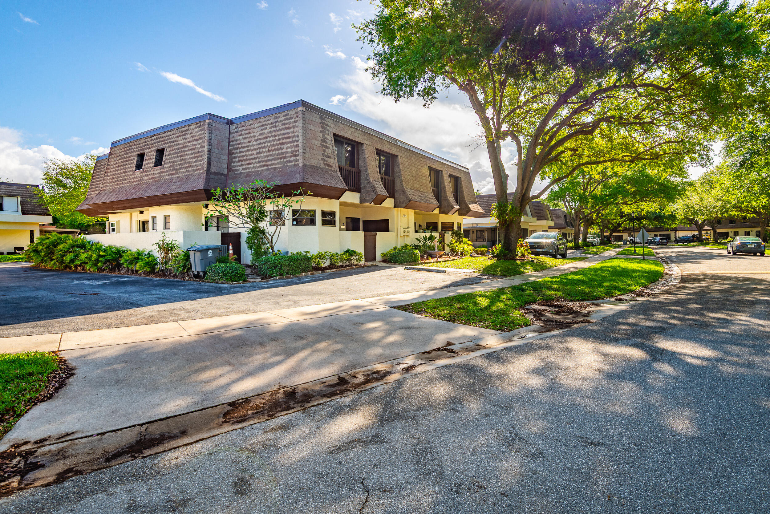 CHATEAU ON THE KNOLL - Residential