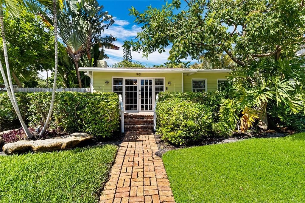 Photo of 901 SE 6th Ct, Fort Lauderdale, FL 33301 (MLS # F10346902)