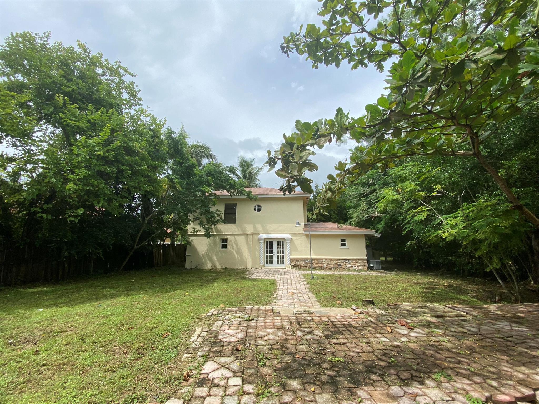 Endless of possibilities property situated on over 1 acre lot,No HOA, prime location close to wellington mall ,Okeeheelee park, easy access to the turnpike, bring your boat,RV's