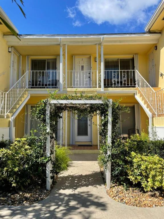 LAKESIDE DRIVE APTS INC - Residential Lease