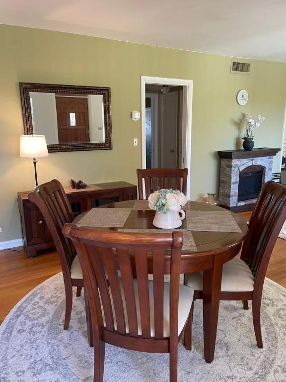 LAKESIDE DRIVE APTS INC - Residential Lease