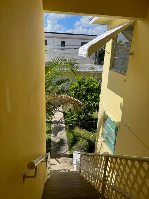 LAKESIDE DRIVE APTS INC - Residential Lease