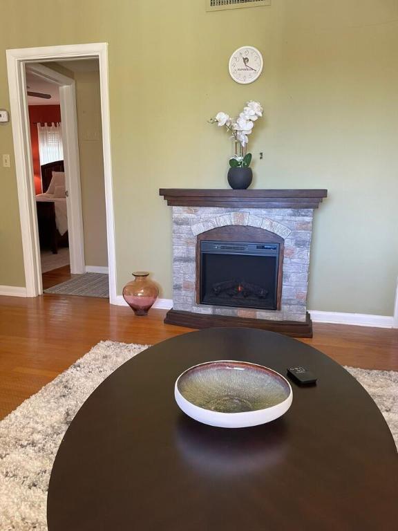 LAKESIDE DRIVE APTS INC - Residential Lease