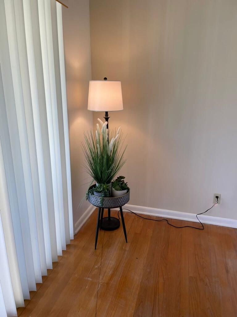 LAKESIDE DRIVE APTS INC - Residential Lease