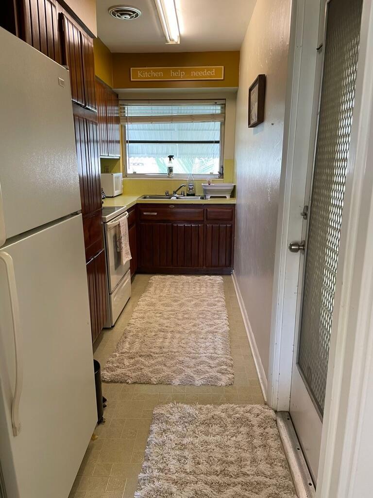 LAKESIDE DRIVE APTS INC - Residential Lease