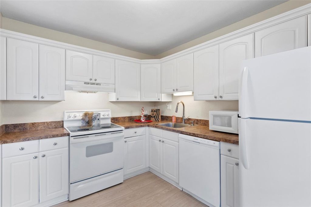 Photo of 2516 SW 74th Terrace #102, Davie, FL 33317 (MLS # F10509310)