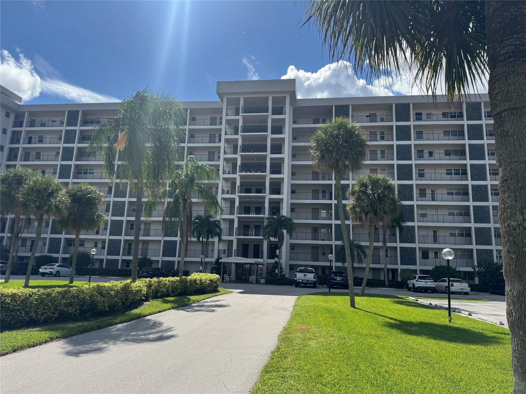 Beautiful one bedroom and one a half bathroom apartment in Palm Aire Country Club. All tiled, laminate wood floor in the bedroom. Gorgeous golf view, impact windows, very bright and spacious unit. Laundry room on the same floor. Walking distance to community pool. Near the Pomp, shops, main highways, restaurants and beaches. Rent includes basic cable, WIFI, trash and water.