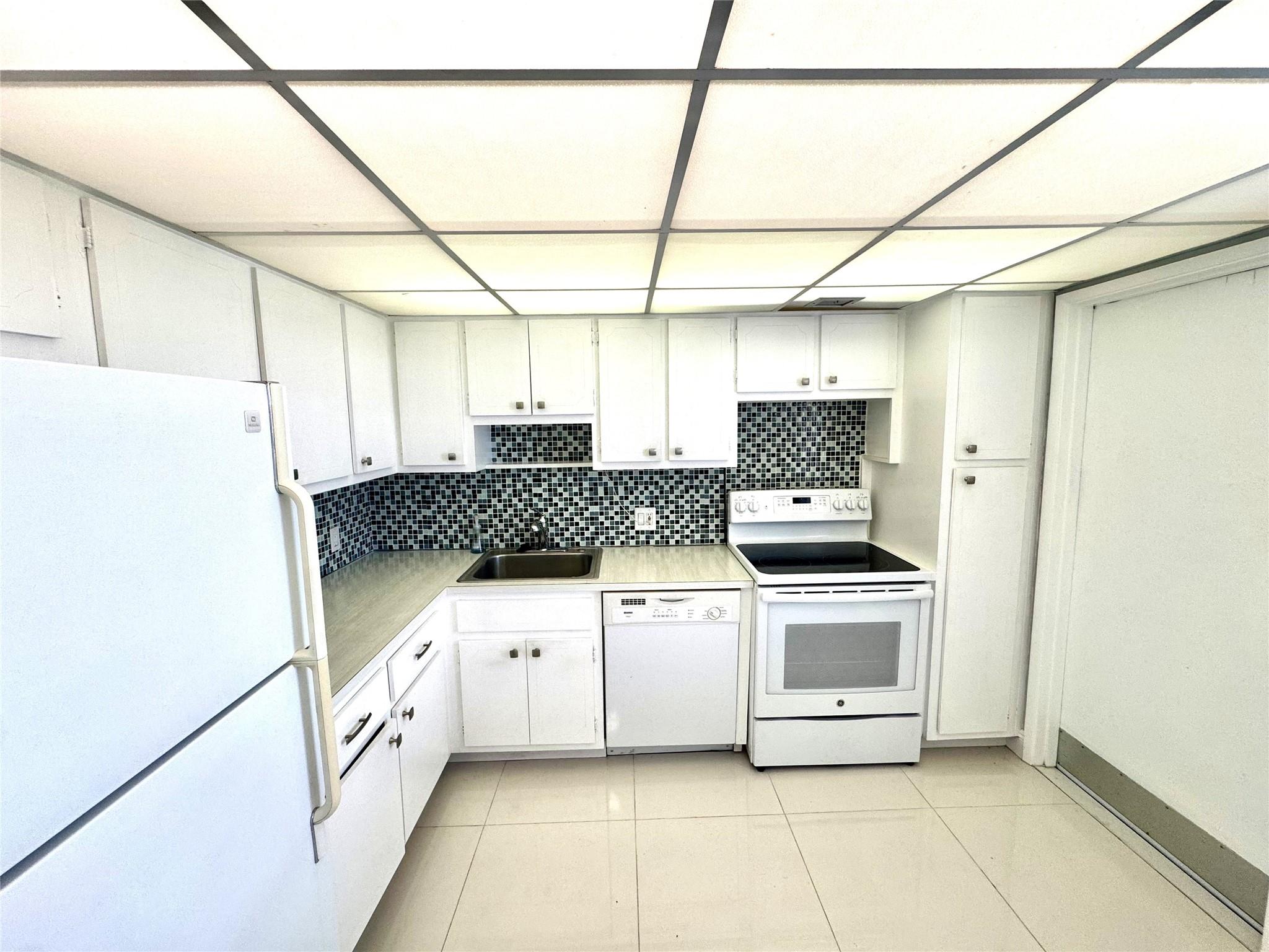 No 9 Palm-Aire Country Cl - Residential Lease