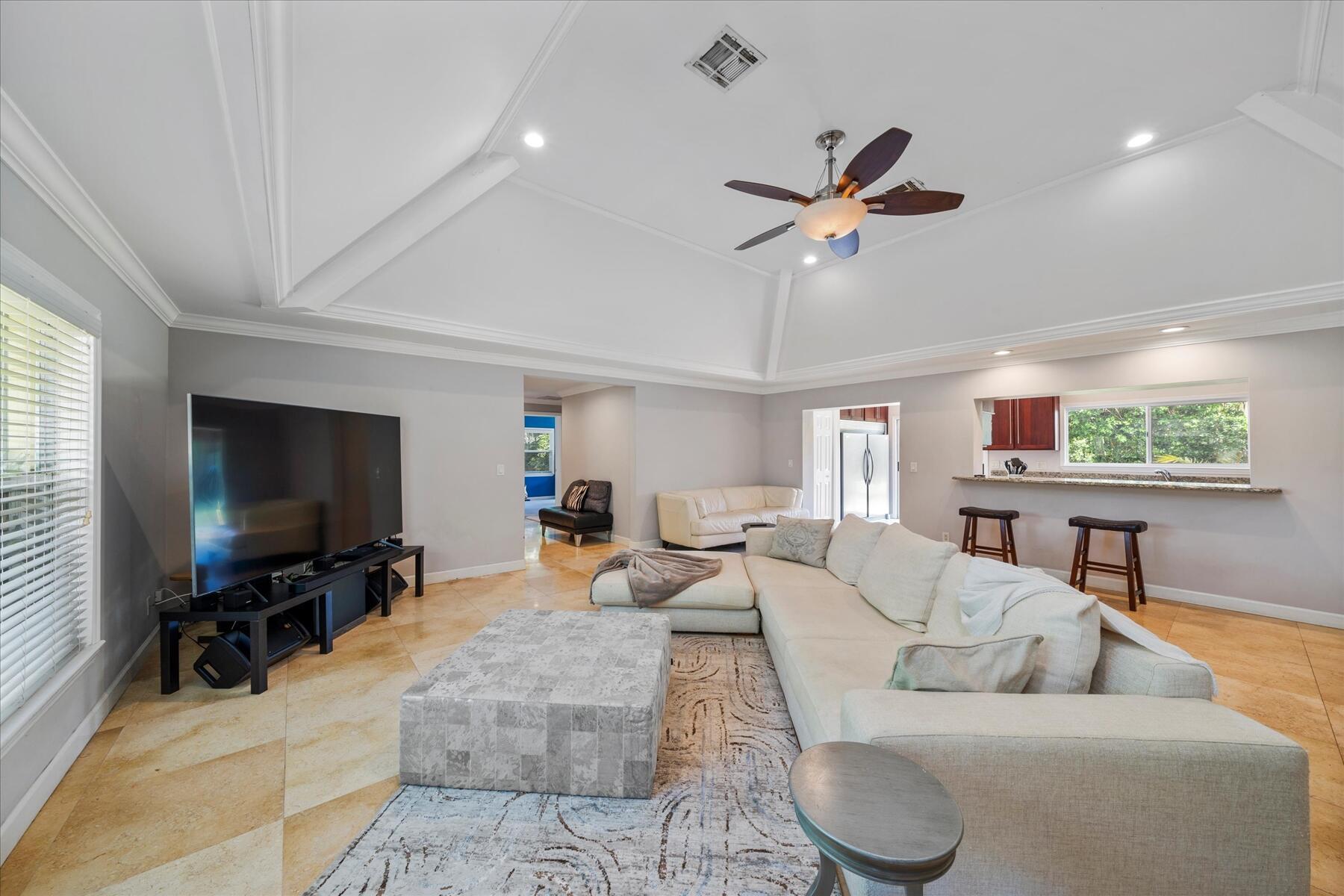 527 E Causeway Boulevard