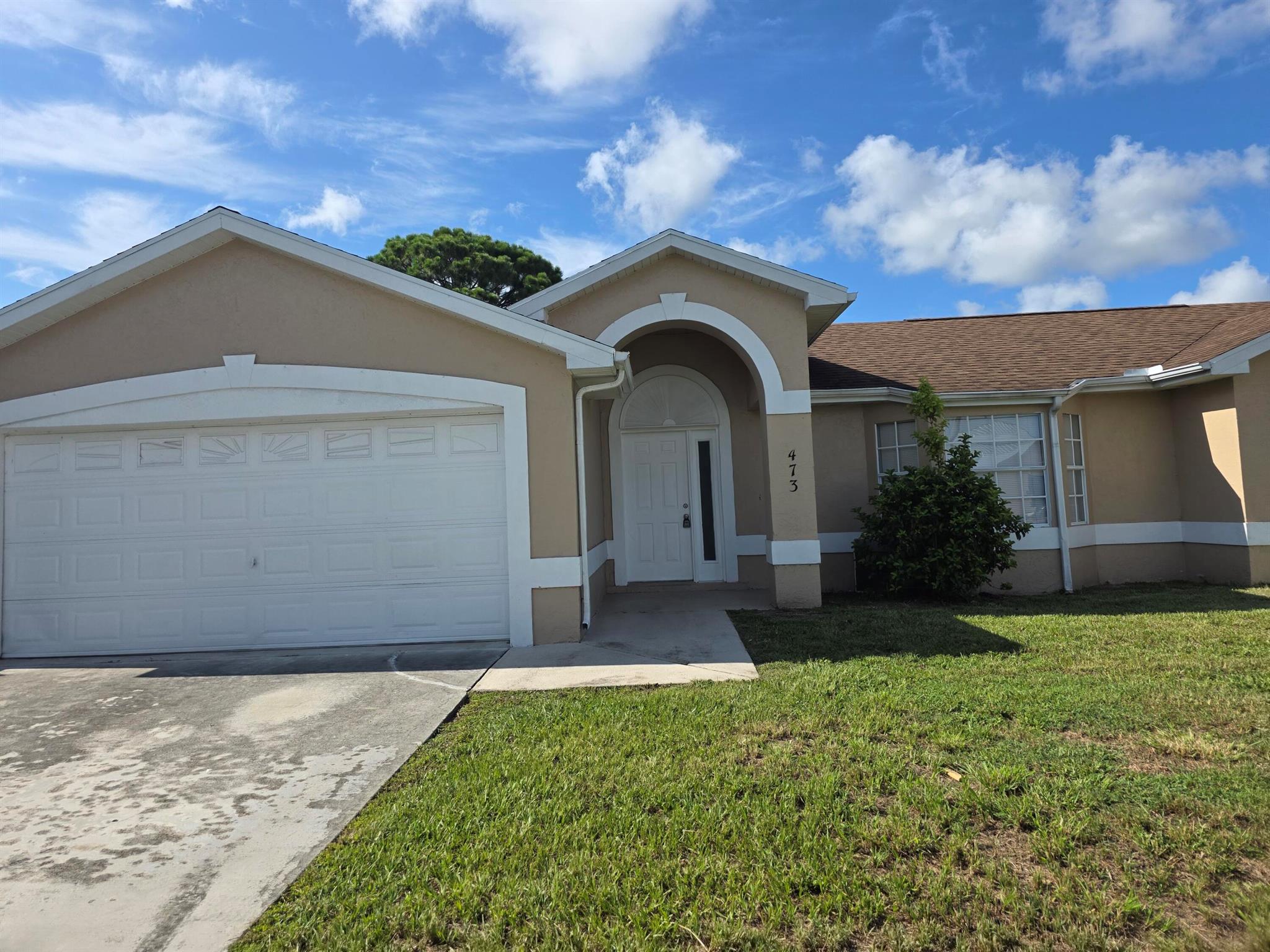 Freshly painted 3 bedrooms 2 bathrooms house with split floor plan, ready for immediate occupancy. This property is centrally located just off Crosstown which run into the I-95 and located just minutes from the Florida's Turnpike. Come in and enjoy this big yard space. The kitchen is scheduled to be remolded.