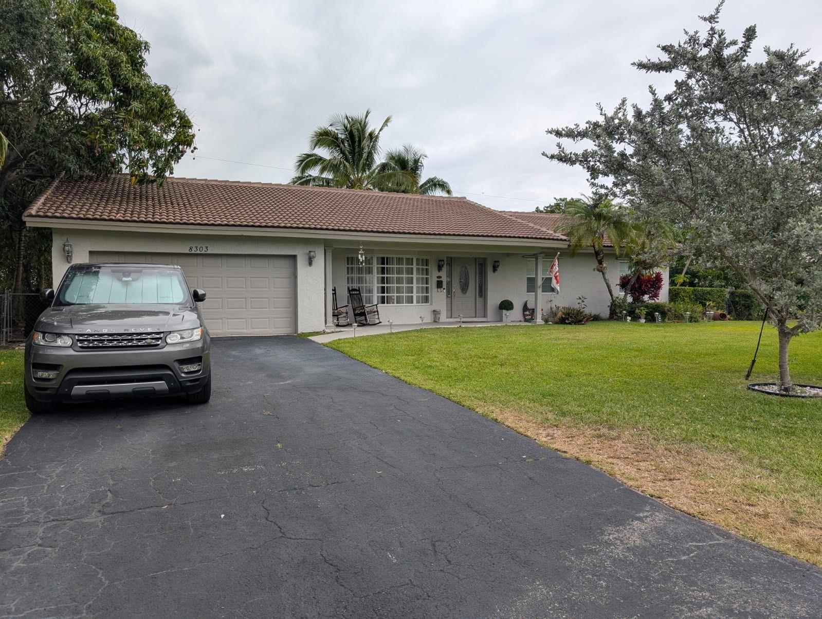 Spacious 3-Bedroom home with swimming Pool in the heart of Coral Springs. New Roof installed in 2022. No HOA!!! Cul-De-Sac Street. Sellers are very motivated!!!