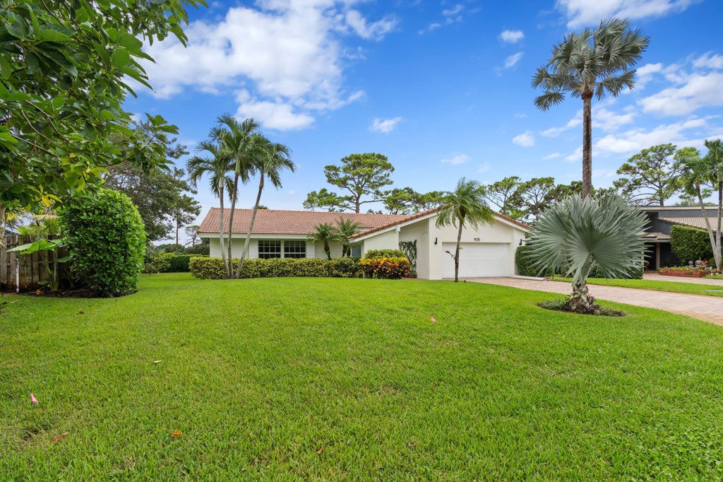 Photo of 925 Foxpointe Circle, Delray Beach, FL 33445 (MLS # B26000078)