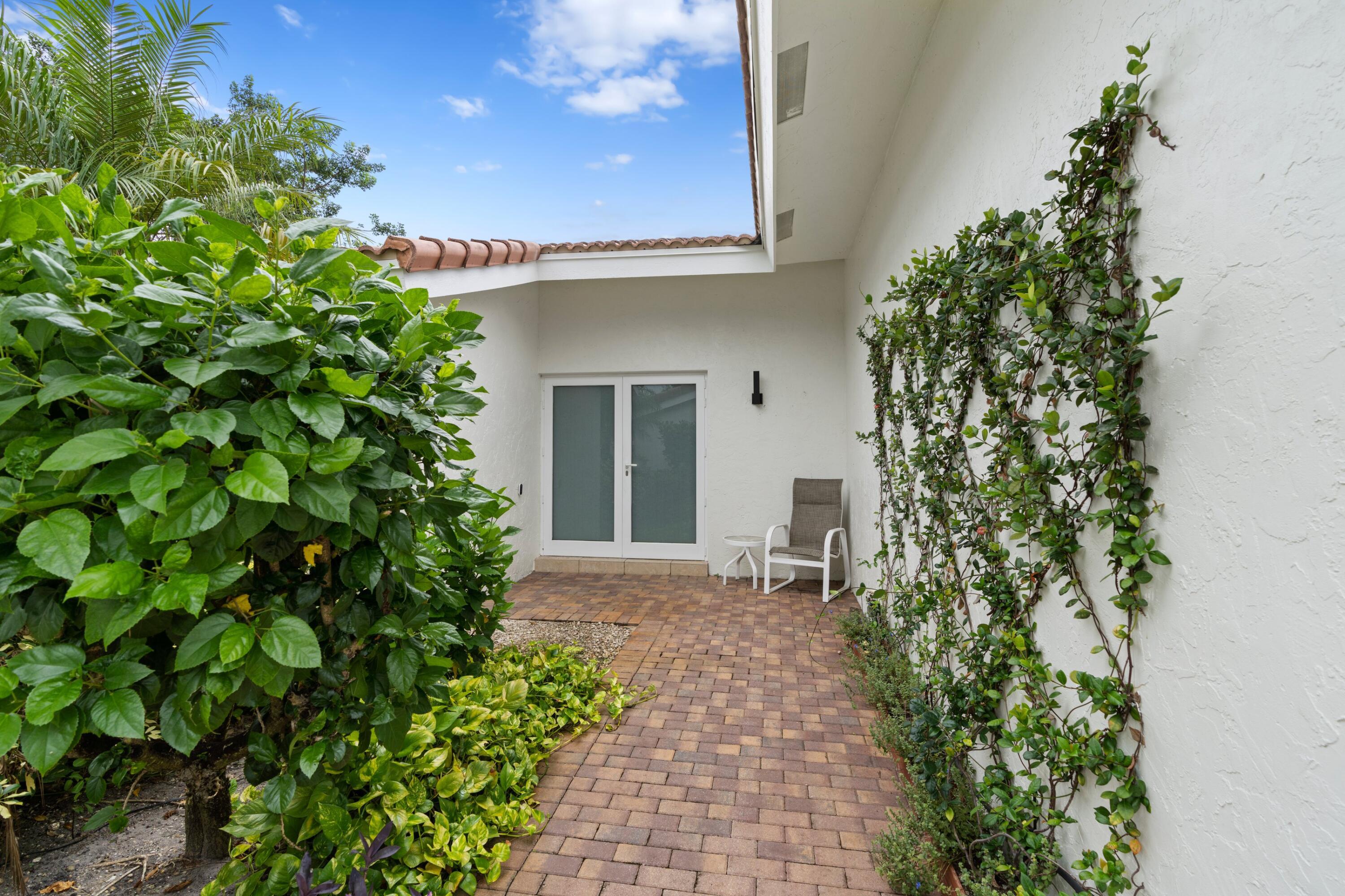 925 Foxpointe Circle