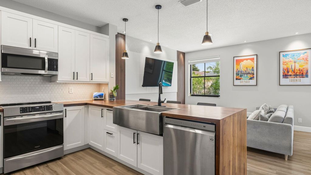 Photo of 1089 Tupelo Way, Weston, FL 33327 (MLS # B26009903)