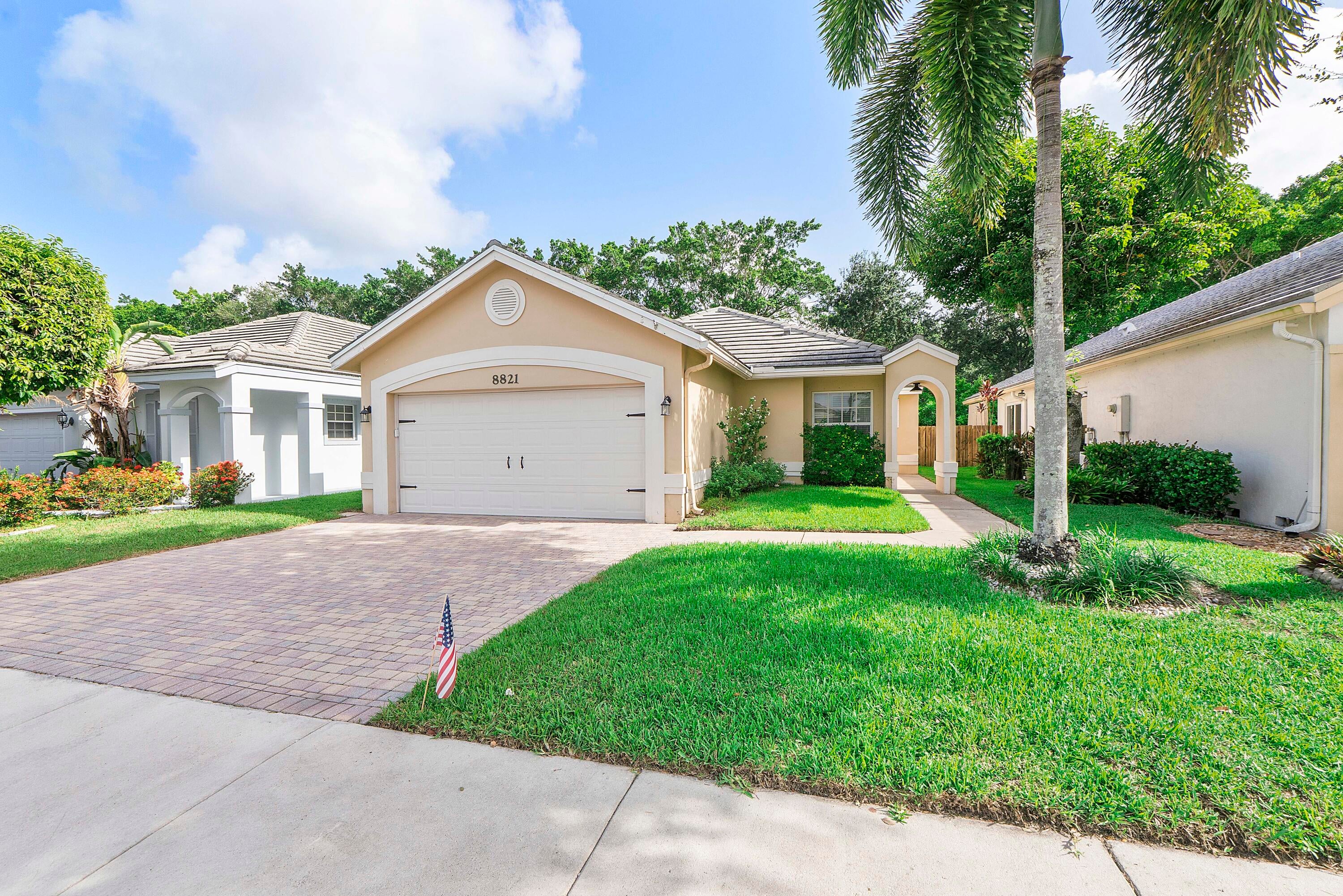 8821 Lake Park Circle N, Davie FL 33328