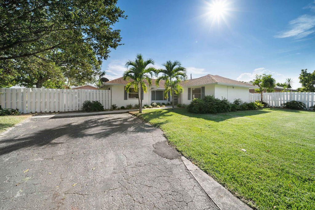 Photo of 518 Kingbird Circle, Delray Beach, FL 33444 (MLS # B26008994)