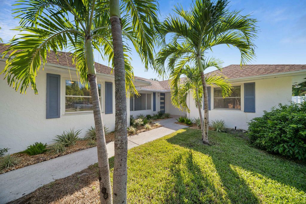 Photo of 518 Kingbird Circle, Delray Beach, FL 33444 (MLS # B26008994)
