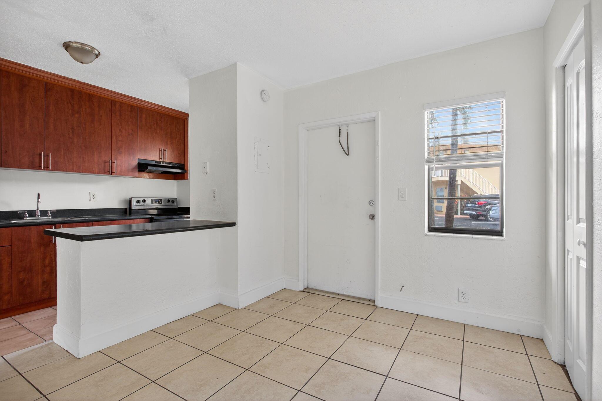 EL SOL AT MAIN STREET CON - Residential Lease