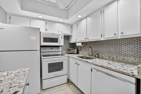 Photo of 4038 DURHAM B, Deerfield Beach, FL 33442 (MLS # B26085823)