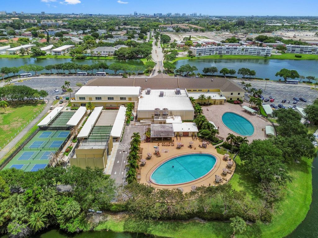 Photo of 2 Chatham A, West Palm Beach, FL 33417 (MLS # B26020287)