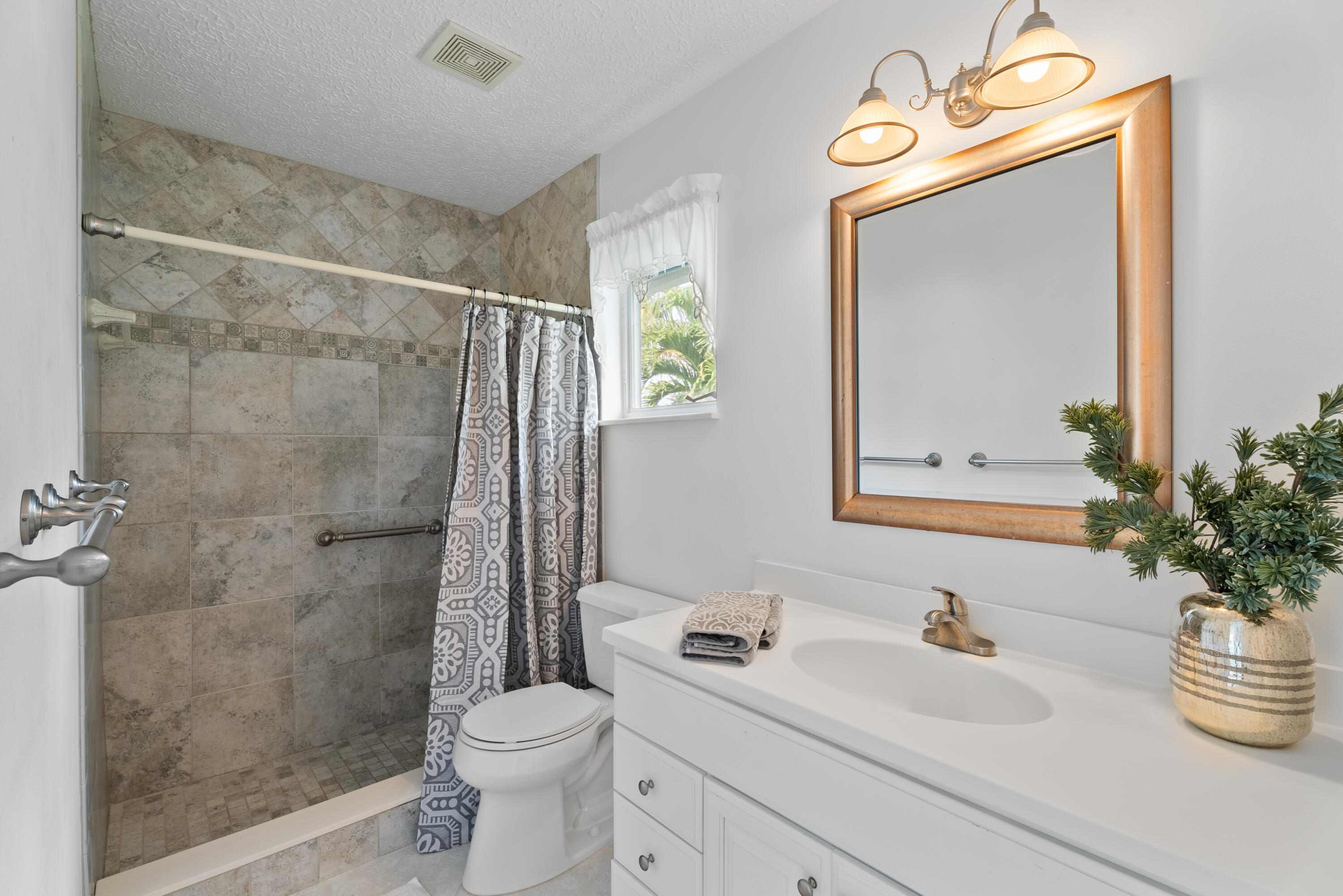 LIGHTHOUSE POINT - Residential