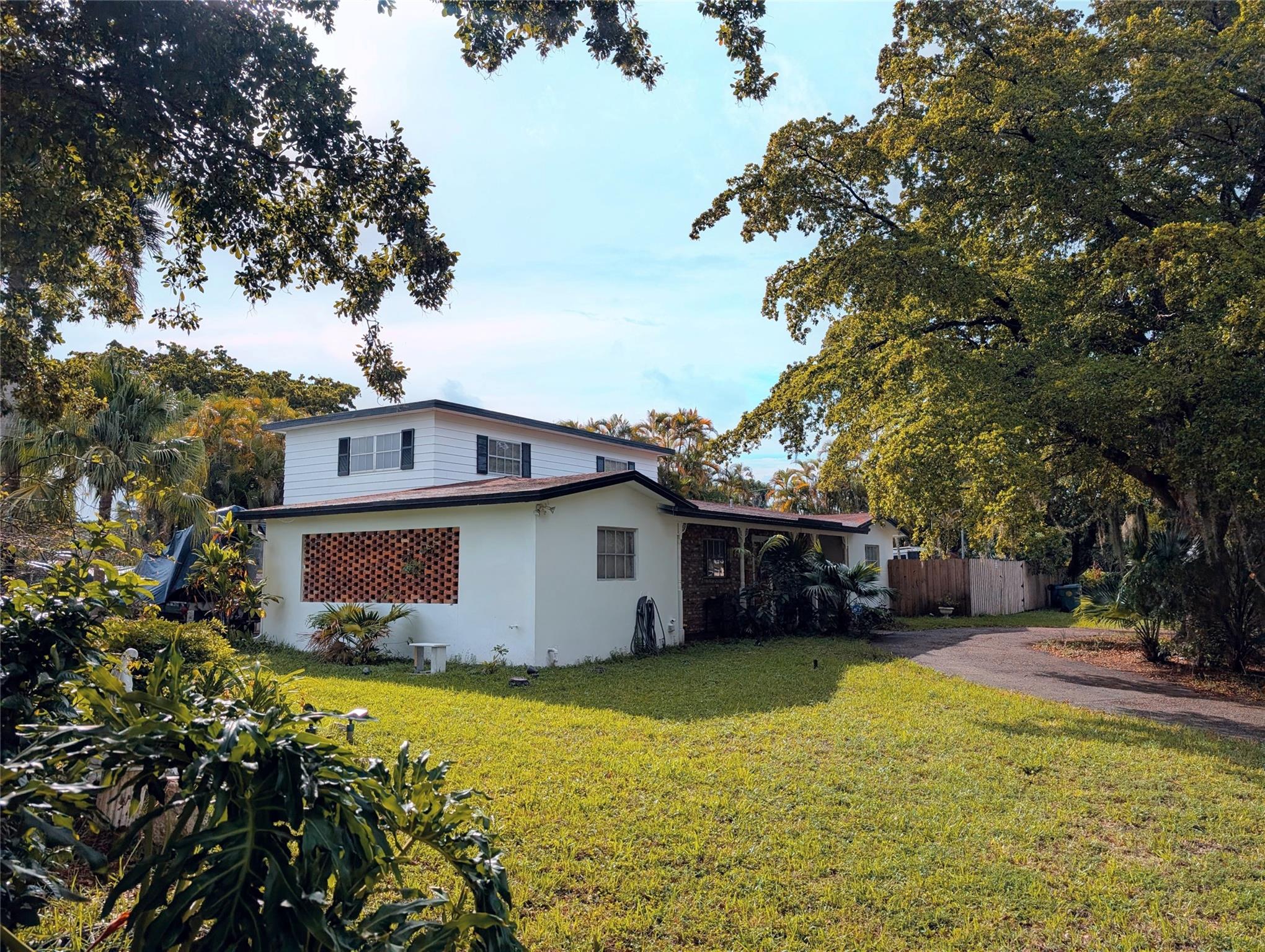 3565 Lloyd Dr