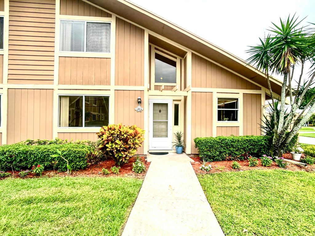 Photo of 102 Maplecrest Circle, Jupiter, FL 33458 (MLS # R11004116)