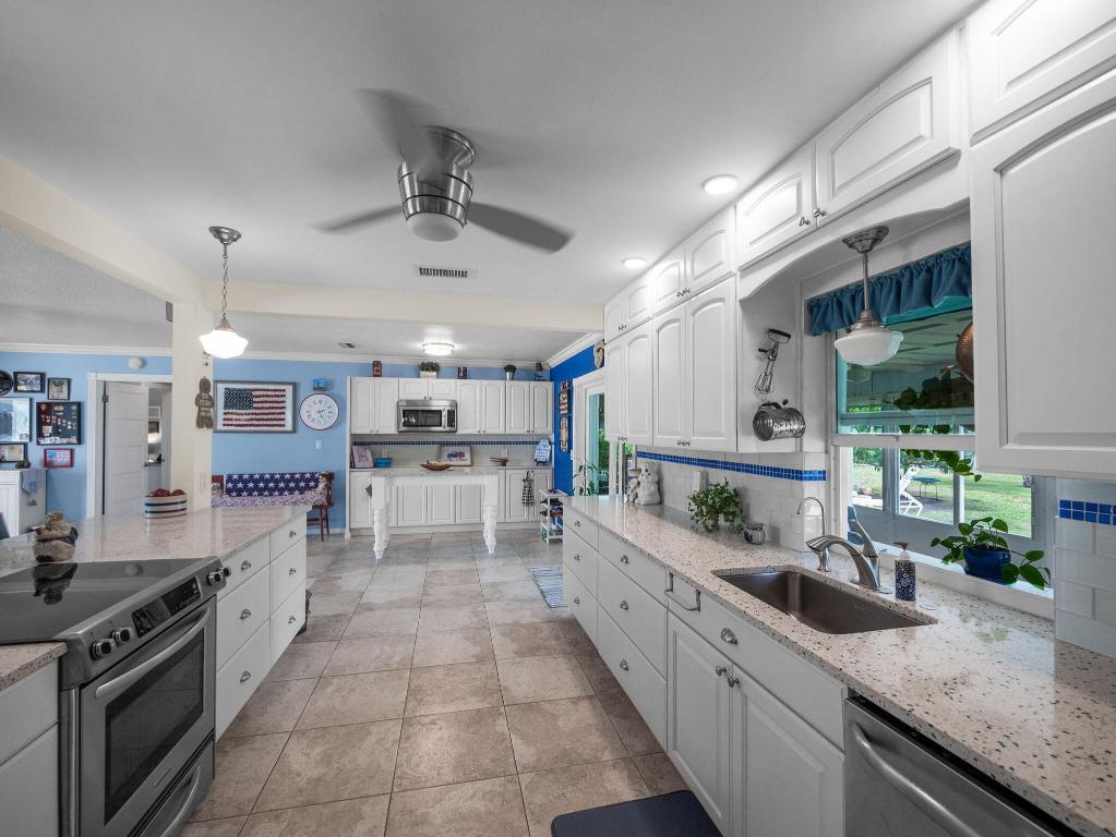 9480 SE Little Club Way N