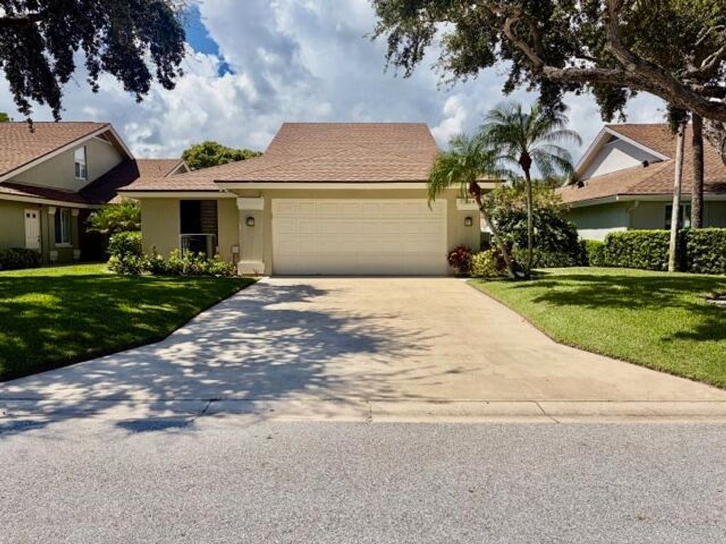 Photo of 204 Cape Pointe Circle, Jupiter, FL 33477 (MLS # B26010933)