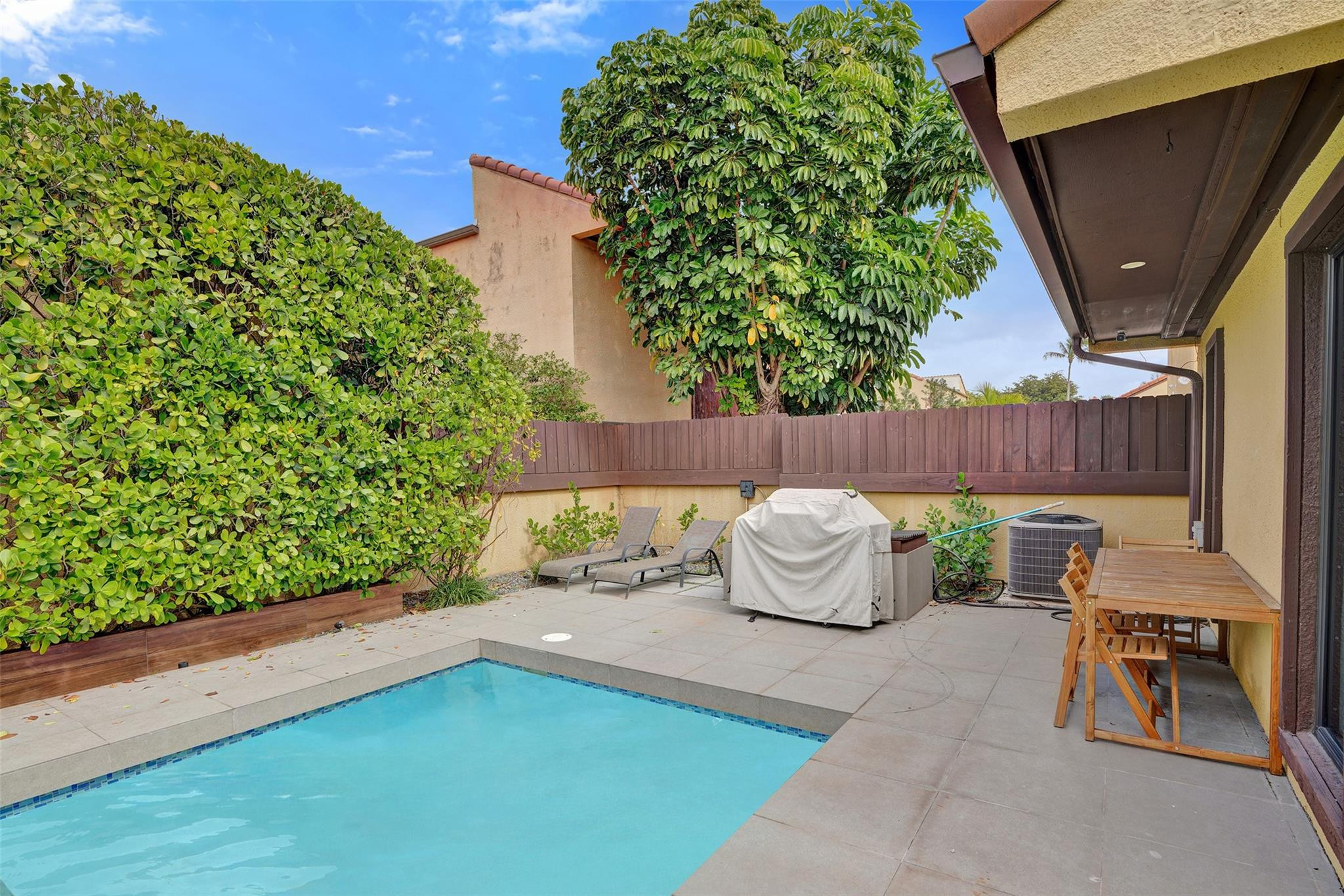 SKY LAKE VILLAS FIRST ADD - Residential