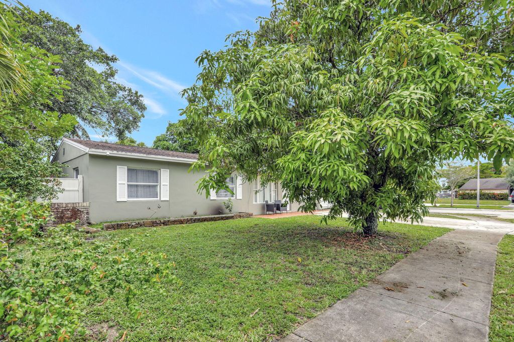 Photo of 6290 SW 18th Place, Pompano Beach, FL 33068 (MLS # R11164367)
