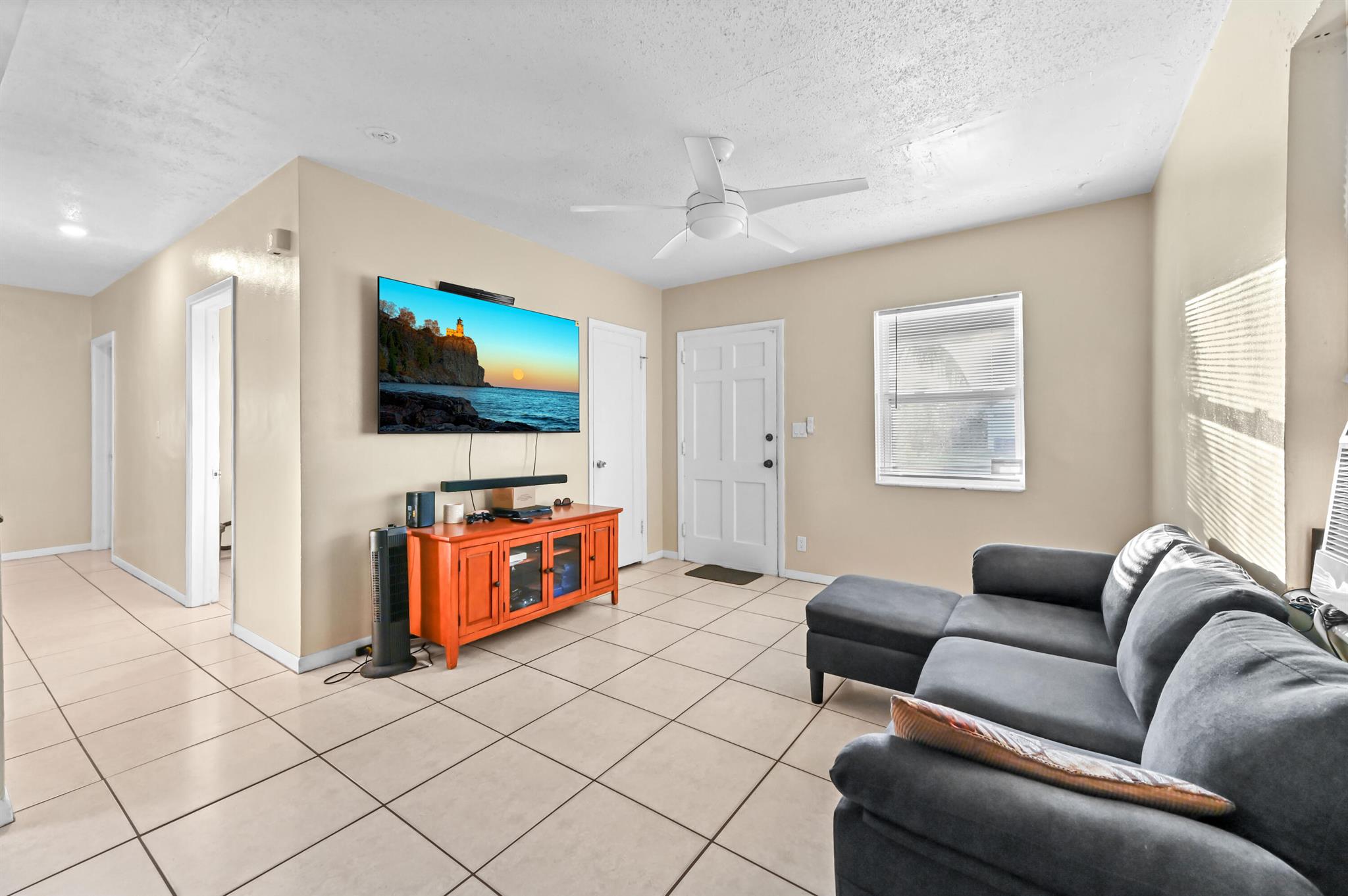 WHISPERING PALMS - Residential