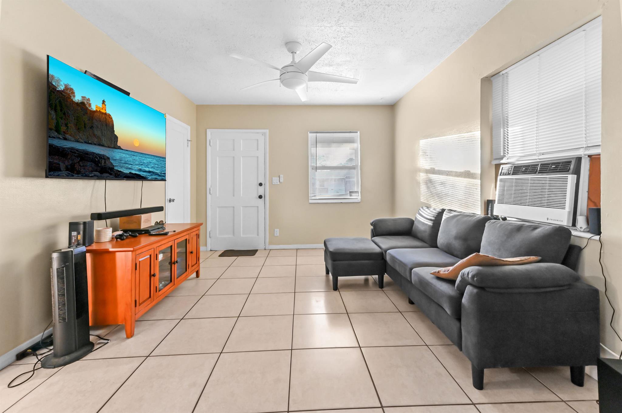 WHISPERING PALMS - Residential