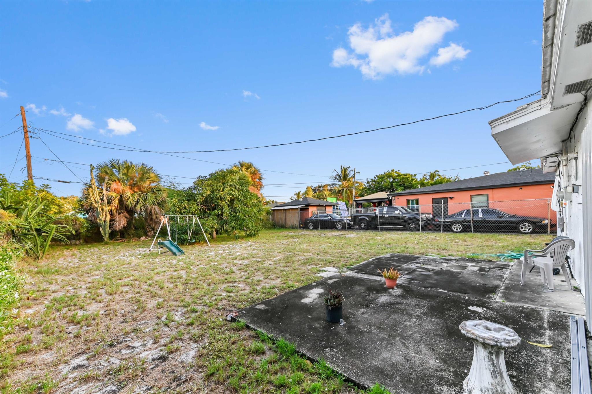 WHISPERING PALMS - Residential