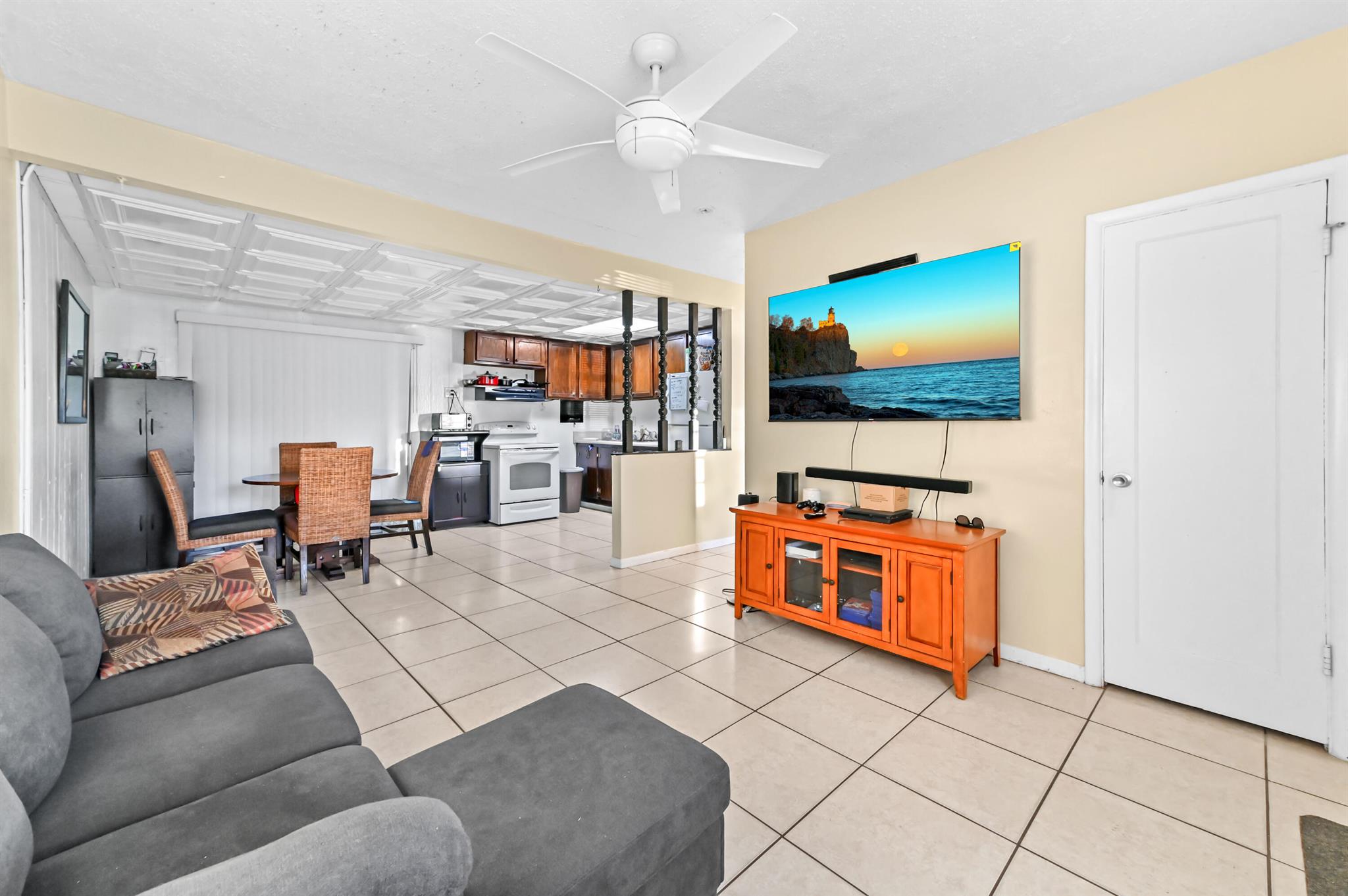 WHISPERING PALMS - Residential