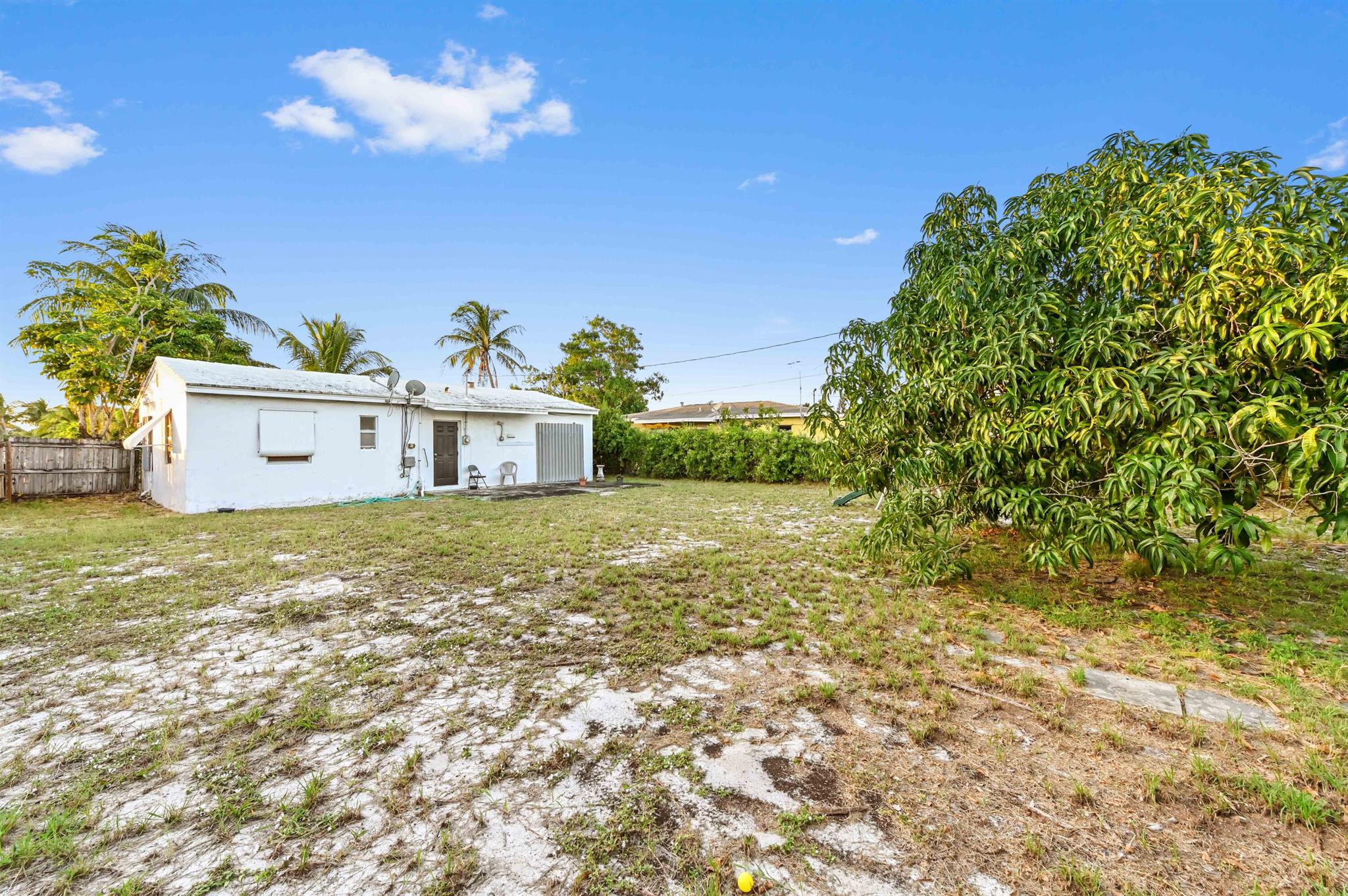 WHISPERING PALMS - Residential