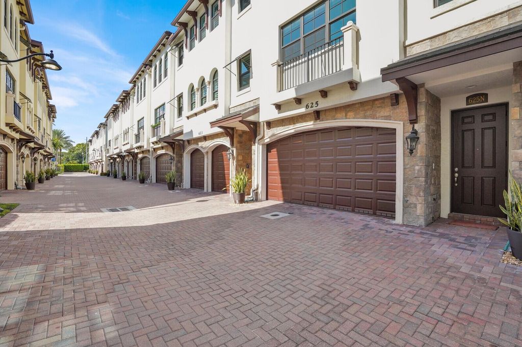 Photo of 625 Windward Circle N, Boynton Beach, FL 33435 (MLS # R11145306)