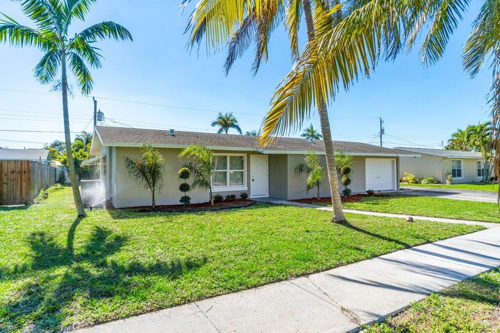 Photo of 1005 Coral Court, Boynton Beach, FL 33426 (MLS # R10957792)