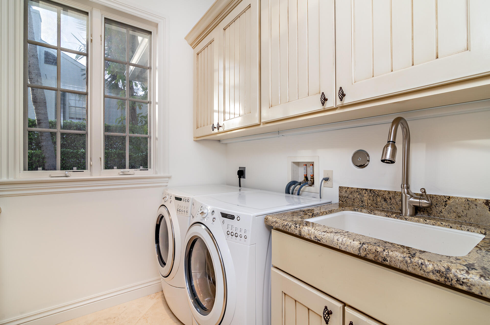 EL ENCANTO - Residential Lease