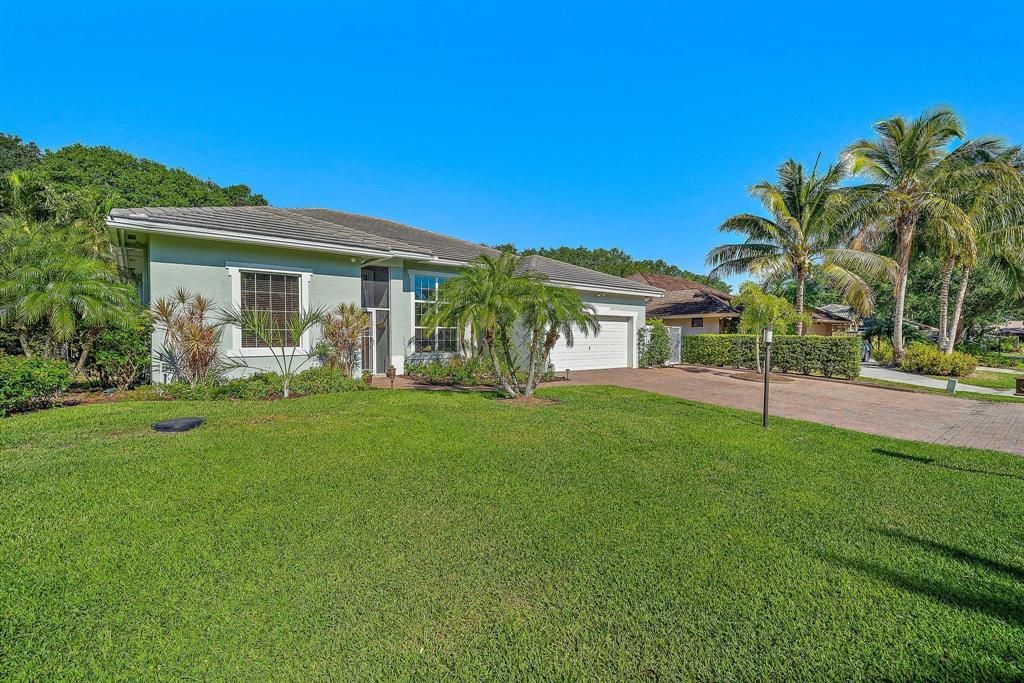 Photo of 5025 Whispering Hollow, Palm Beach Gardens, FL 33418 (MLS # R10708176)