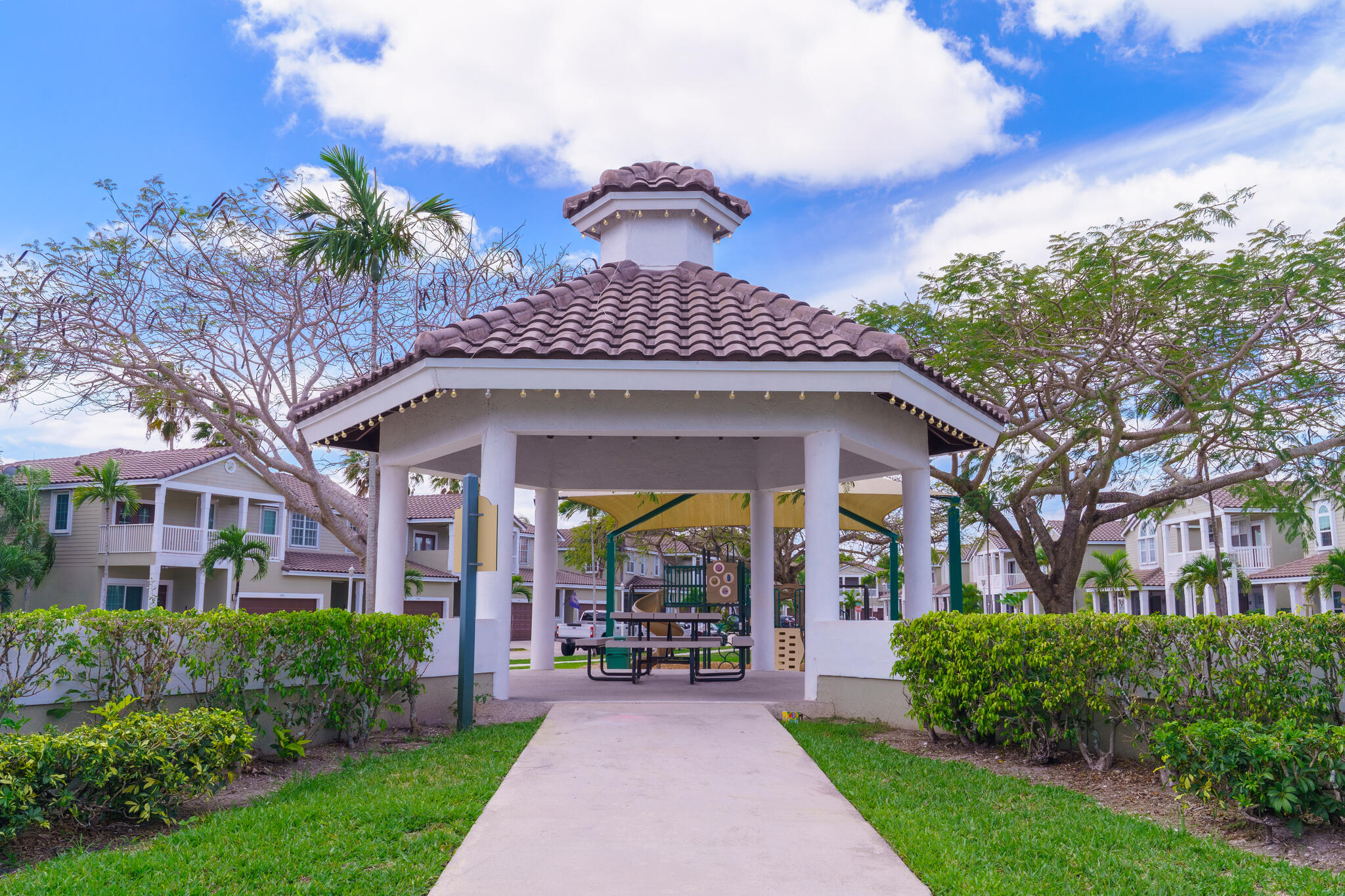 KENSINGTON MANOR - Residential