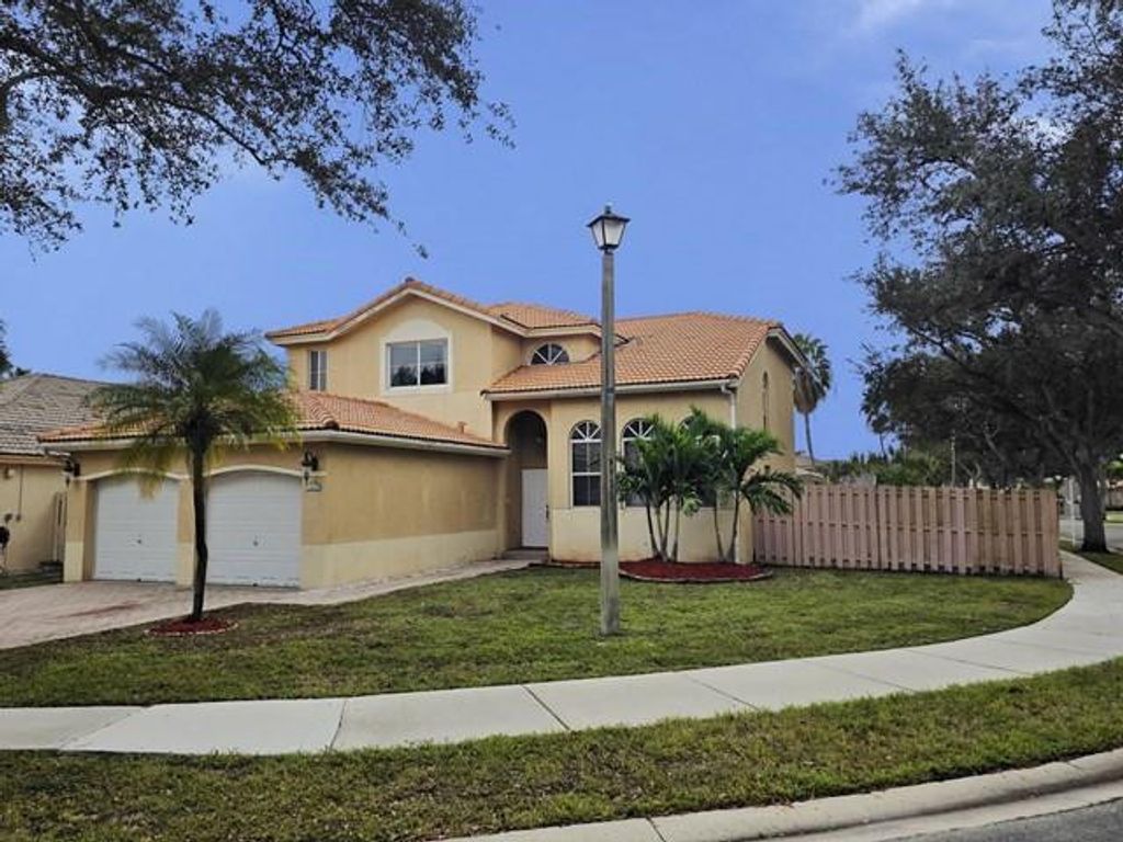 Photo of 14422 N Royal Cove Circle, Davie, FL 33325 (MLS # F10539559)