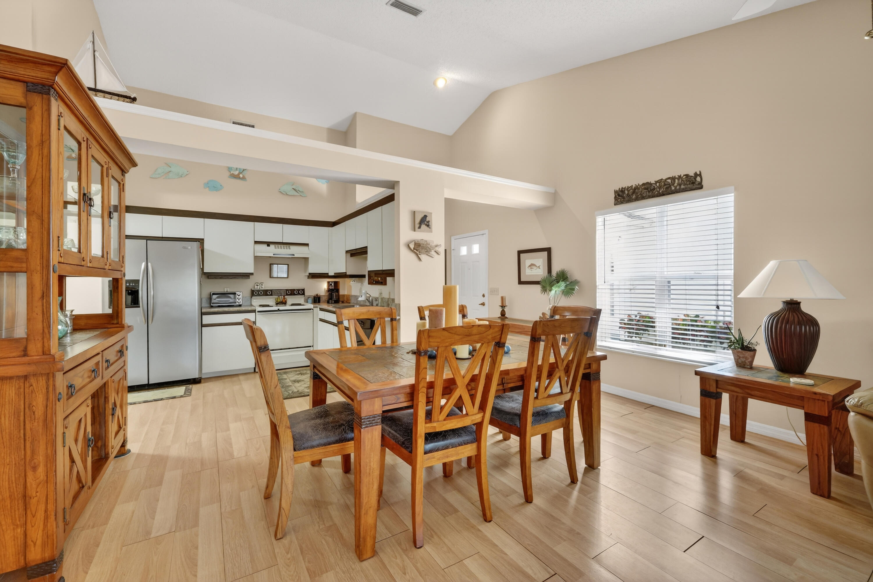 TROPICAL EAST - Residential