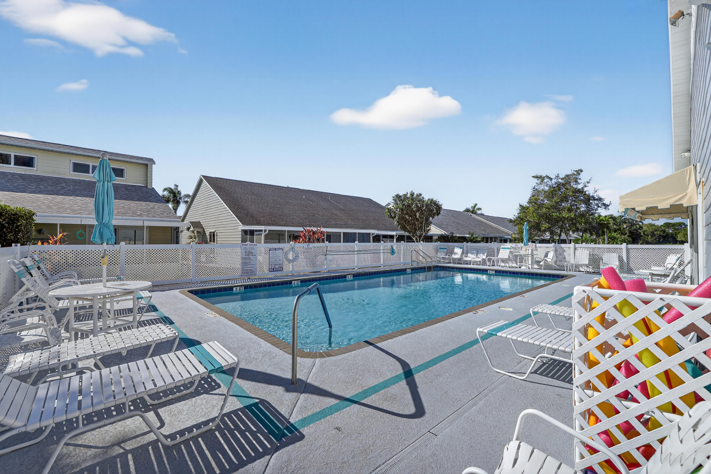 TROPICAL EAST - Residential