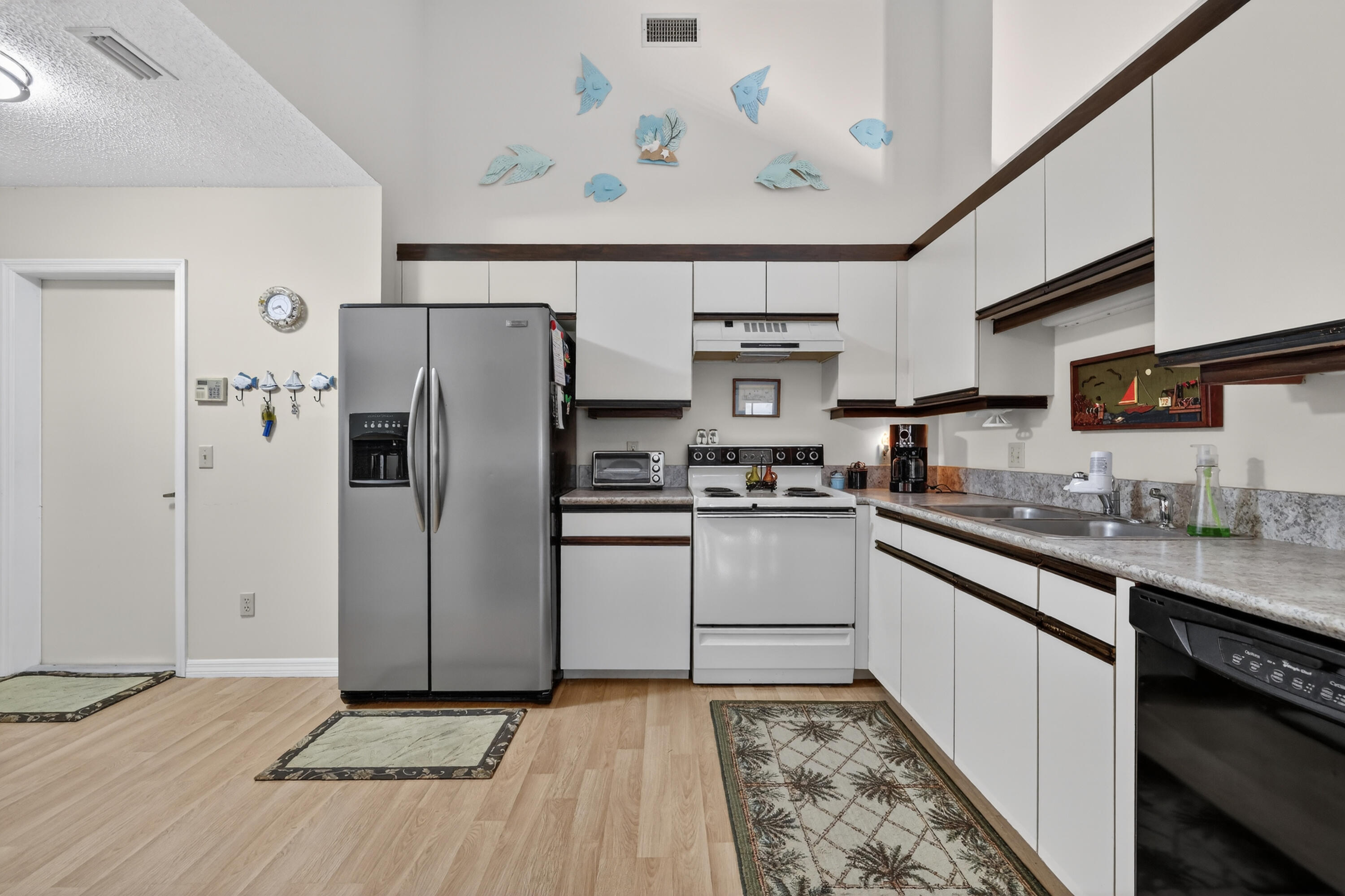 TROPICAL EAST - Residential