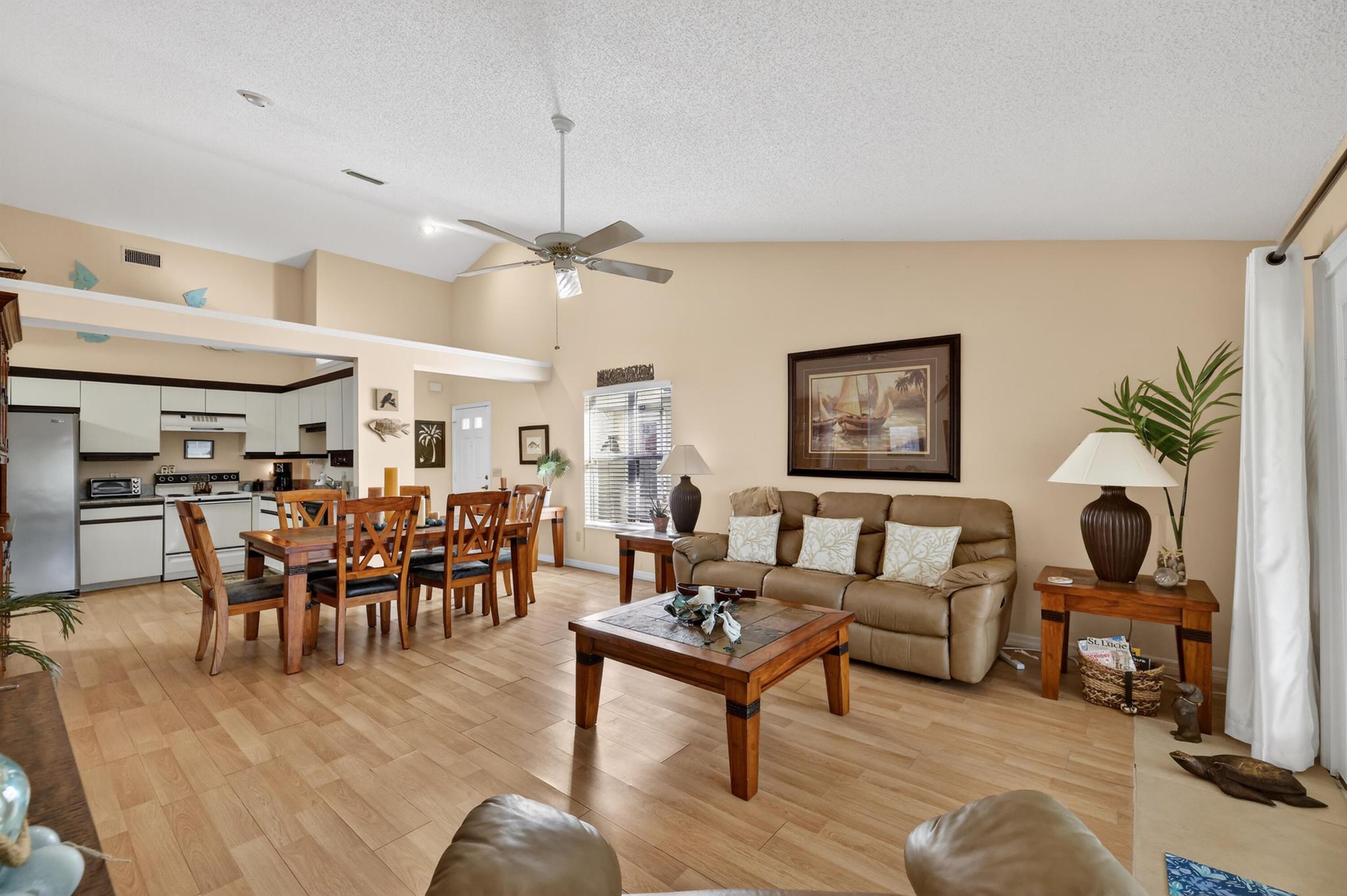 TROPICAL EAST - Residential