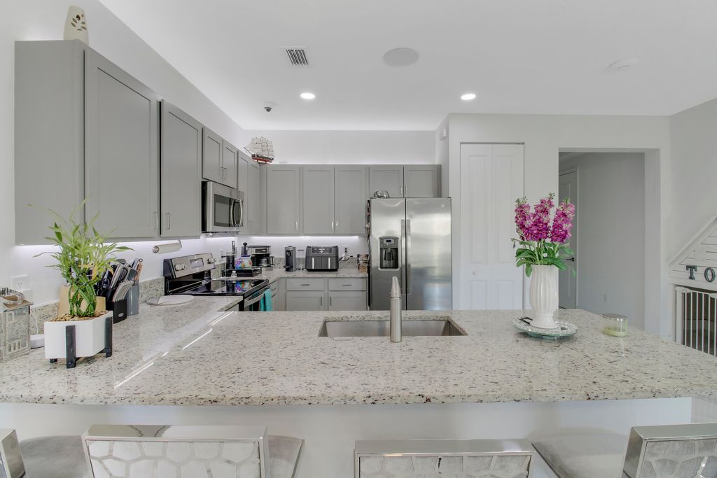 Photo of 1010 Willow Place, Palm Beach Gardens, FL 33410 (MLS # R10961784)